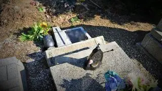 Wjechał na cmentarz, zniszczył 20 nagrobków