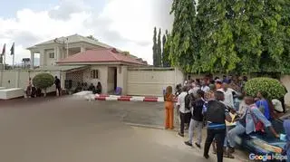 Kolejka przed ambasadą RP w stolicy Nigerii. Zdjęcie z października 2021 r. 