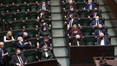 Warszawa, 10.12.2020. Posłowie Zjednoczonej Prawicy podczas głosowania na sali obrad Sejmu w Warszawie, w drugim dniu posiedzenia