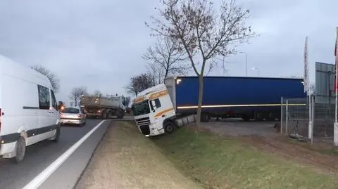 Pijany kierowca wjechał do rowu. Zadzwonił do strażaków z prośbą o pomoc, przyjechali policjanci