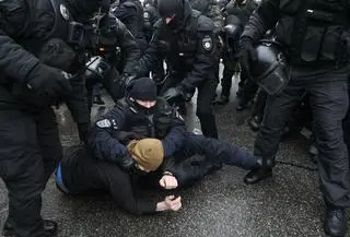 Kijów. Starcie z policją przed siedzibą telewizji NASZ