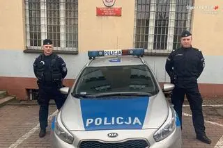 Policjanci wyciągnęli mężczyznę z płonącego mieszkania 