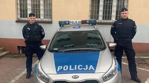 Policjanci wyciągnęli mężczyznę z płonącego mieszkania 
