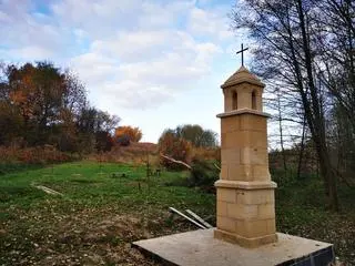 Latarnia umarłych została wzniesiona z kamienia wapiennego ze starego kamieniołomu w świętokrzyskim Janikowie