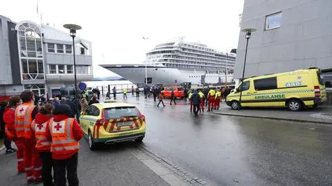 Wpłynięcie wycieczkowca Viking Sky do portu w Molde