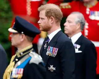Książę Harry w czasie uroczystości pogrzebowych królowej Elżbiety II