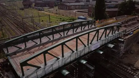 Wiadukt wrócił na swoje miejsce, 180-tonową konstrukcję przesuwali półtorej godziny