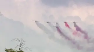 Biało-czerwone barwy na niebie nad Warszawą