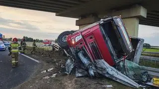 Ciężarówka uderzyła w wiadukt. Ładunek wypadł na jezdnię