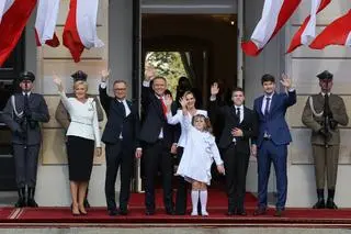 Prezydent Karol Nawrocki z rodziną w towarzystwie byłej pary prezydenckiej