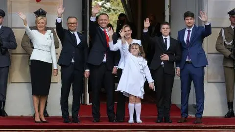 Prezydent Karol Nawrocki z rodziną w towarzystwie byłej pary prezydenckiej