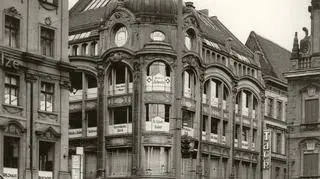 Nieistniejący już dom handlowy Tack na rogu ulicy Kuźniczej i Wita Stwosza