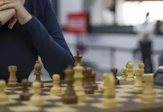 Rozlała rtęć przy szachownicy rywalki. W tle motyw zemsty