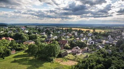 shutterstock_787426609 Mała wioska Podzamcze widziana z zamku Ogrodzieniec, województwo śląskie w Polsce