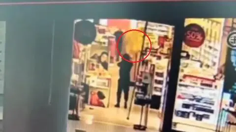 Rozpylili gaz, ukradli perfumy za kilkadziesiąt tysięcy złotych