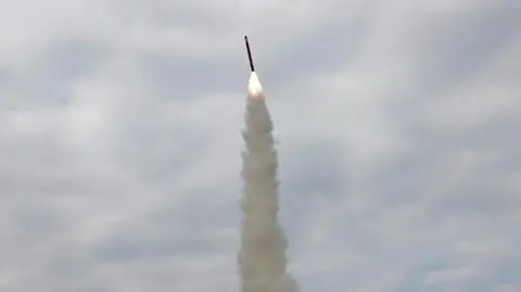 Test północnokoreańskich pocisków na dzień przed wizytą Donalda Trumpa w Azji