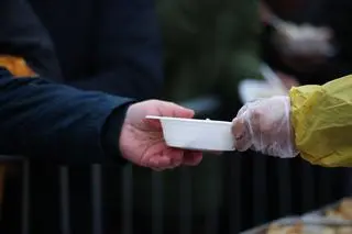 Wigilia dla osób bezdomnych i potrzebujących na krakowskim Rynku