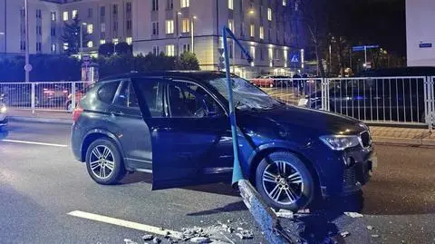 "Zjechał na pobocze i uderzył w latarnię, która spadła na jadący aleją samochód"