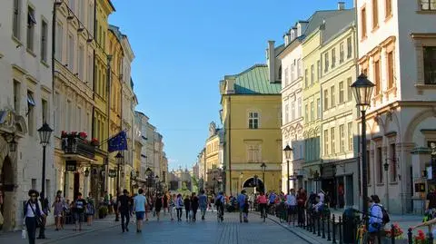 polska krakow ludzie ulica lato shutterstock_1255767670