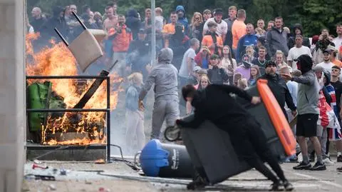 Cegły, race i koktajle Mołotowa. Kolejne starcia na Wyspach