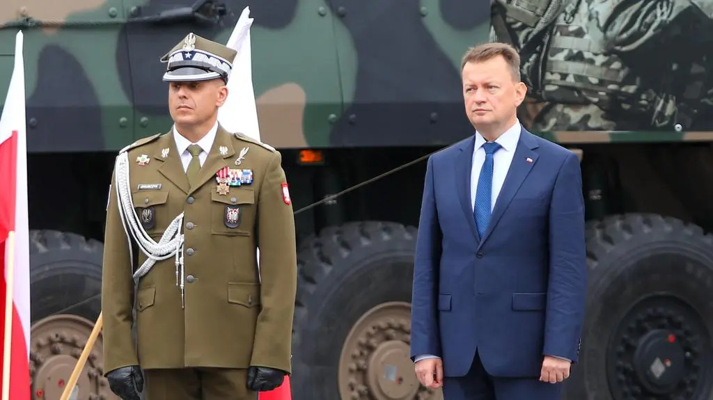 Artur Jakubczyk obok ówczesnego ministra obrony Mariusza Błaszczaka. Zdjęcie z 31 lipca 2022 roku 