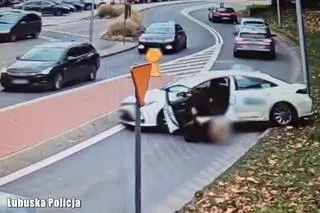 Taksówka samoczynnie ruszyła na ruchliwą ulicę