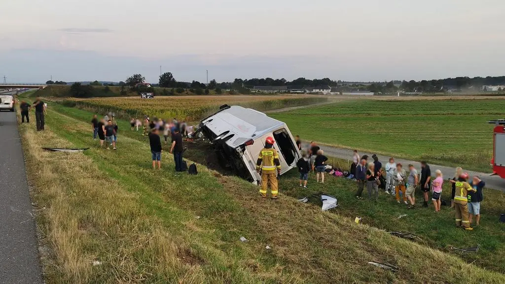 Autobus zjechał na pobocze