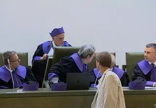 "Niegodne!" krzyczy sędzia Trybunału Stanu, a potem zrzuca innego z krzesła
