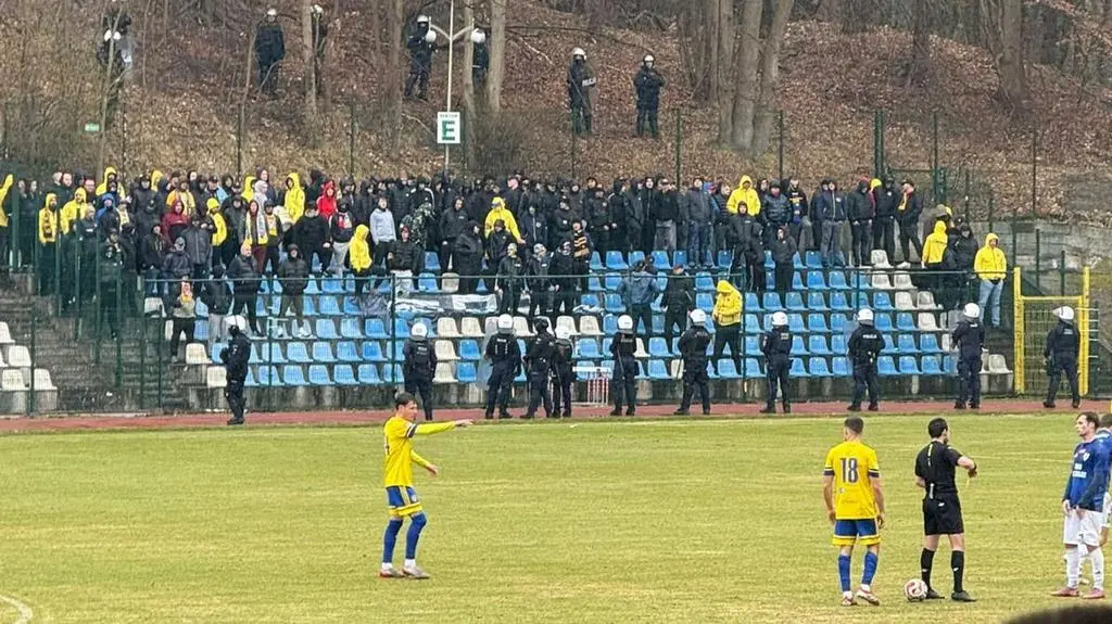 Wtargnęli na boisko, doszło do bójki. Policja użyła armatek wodnych