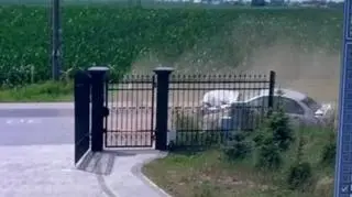Samochód dachował na prostym odcinku drogi