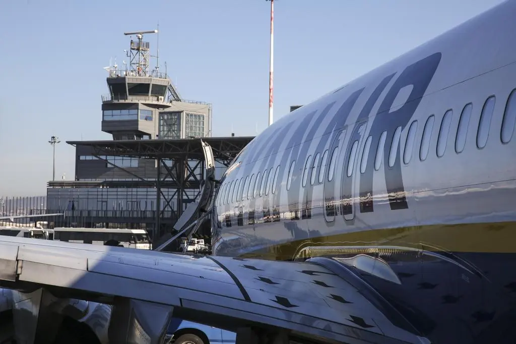 Wieża kontroli i samolot linii lotniczych Ryanair