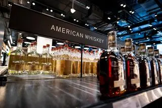 Butelki amerykańskiej whiskey zdjęte z półek w sklepie w Toronto, marzec 2025 r.