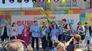 Prezydent Warszawy i ministra do spraw równości podczas otwarcia parady