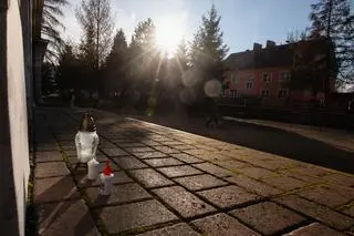 Jelenia Góra. Znicze pod szkołą, do której chodziła 11-letnia dziewczynka 