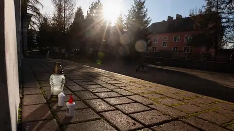 Jelenia Góra. Znicze pod szkołą, do której chodziła 11-letnia dziewczynka 