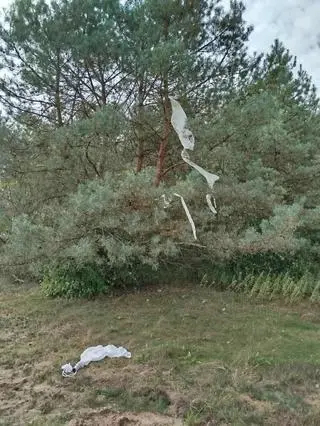 W miejscowości Kopki znaleziono balon i paczkę