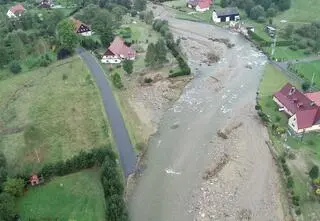 Tam, gdzie była droga płynie rzeka. Tam, gdzie była rzeka są ruiny