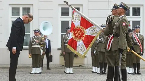 Uroczystość pożegnania prezydenta Andrzeja Dudy z Siłami Zbrojnymi RP. Proporzec prezydenta nie dał się opuścić