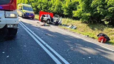 "Zjechała i zderzyła się z ciężarówką". Zginęła na miejscu, ranne pasażerki trafiły do szpitala
