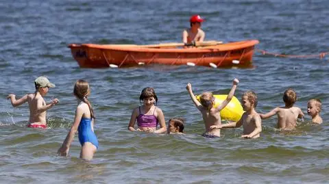 Podczas rodzinnych wakacji dzieciom warto dać nieco swobody. Nie każdą chwilę trzeba spędzać razem