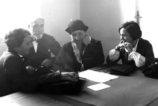 Otwarcie sesji budżetowej Sejmu w 1931 roku. W kuluarach sejmowych: senator Ludwik Józef Evert, senator Hanna Hubicka (pierwsza z lewej), posłanka Maria Jaworska (pierwsza z prawej), posłanka Zofia Moraczewska (druga z prawej).