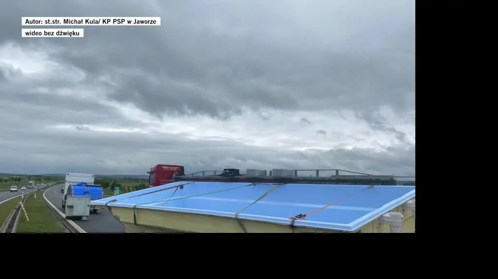 Basen blokuje drogę S3