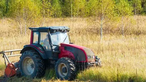 Próbował odjechać ciągnikiem sąsiadów. Uderzył w maszynę i budynek