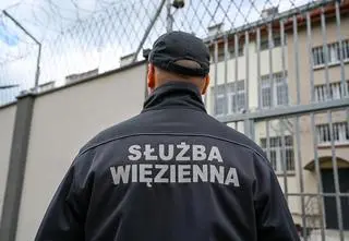 Zabójca uciekł ze szpitala, zarzuty dla funkcjonariuszy, dyrektor więzienia traci stanowisko