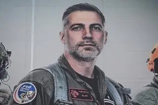 Plakat z pilotem, majorem Maciejem "Slab" Krakowianem na siedzibie Ministerstwa Obrony Narodowej w Warszawie