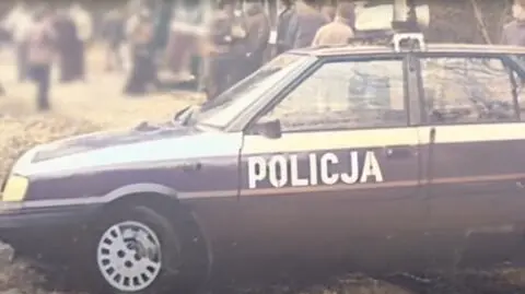Radiowóz Henryka Stolarka po wyciągnięciu ze stawu