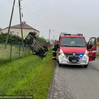 Ze wstępnych ustaleń policji wynika, że kobieta straciła panowanie nad samochodem 
