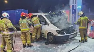 Pożar busa na stacji paliw