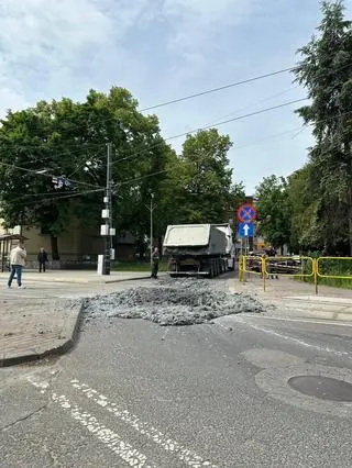 Beton z wywrotki zablokował ruch