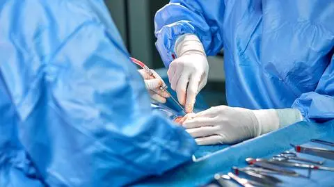 operacja lekarze szpital shutterstock_1403971055